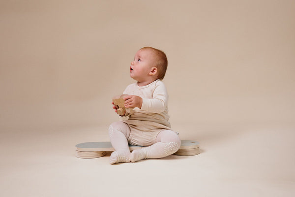 Rutschfeste Krabbelstrumpfhose mit Grip für Babys und Kleinkinder aus Merinowolle - Schneeflocke